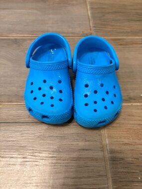 CROCS Kids Bright Blue Classic Clogs size 6 toddler